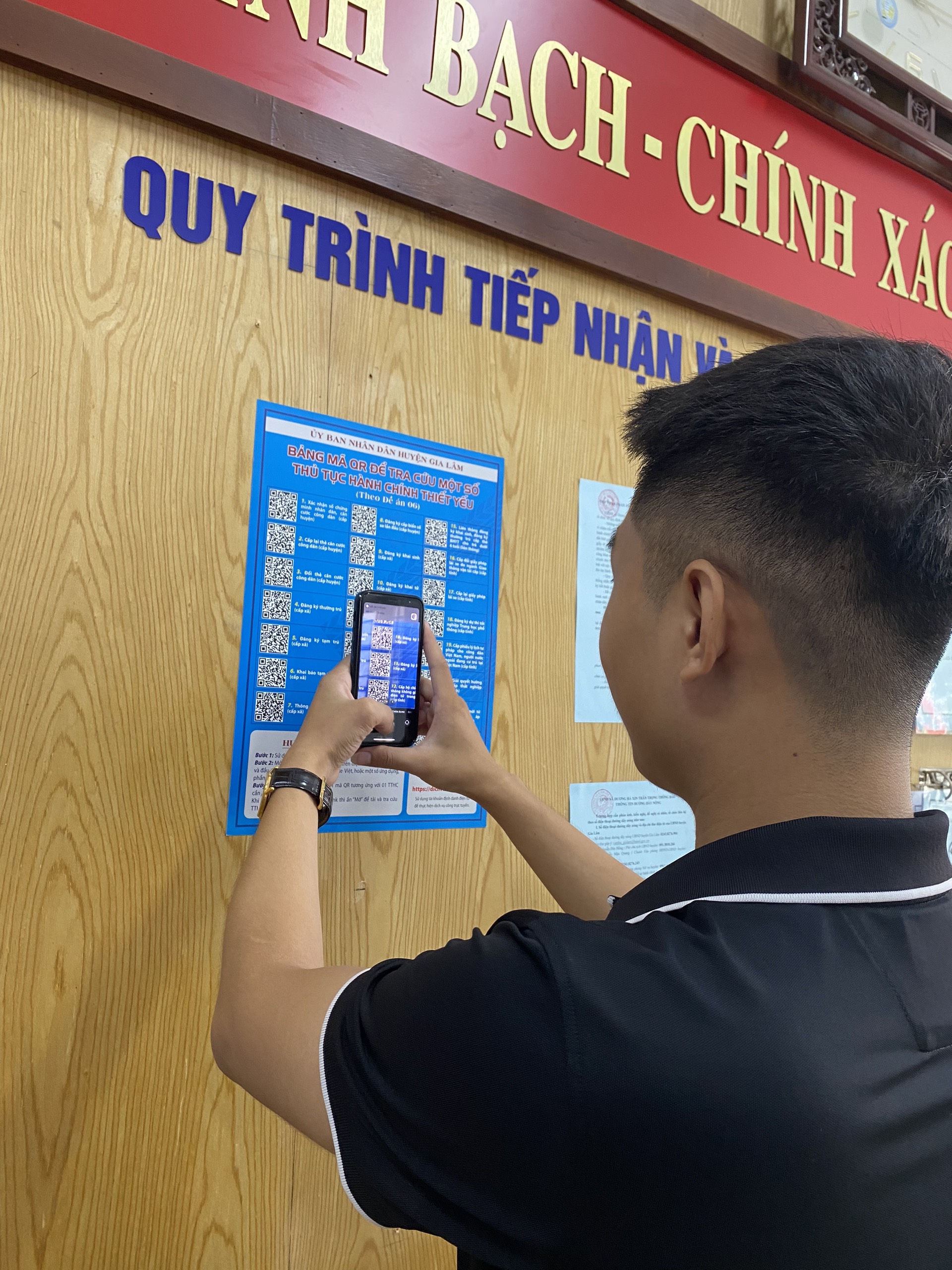 Công dân tra cứu TTHC bằng mã QR tại Bộ phận một cửa xã
