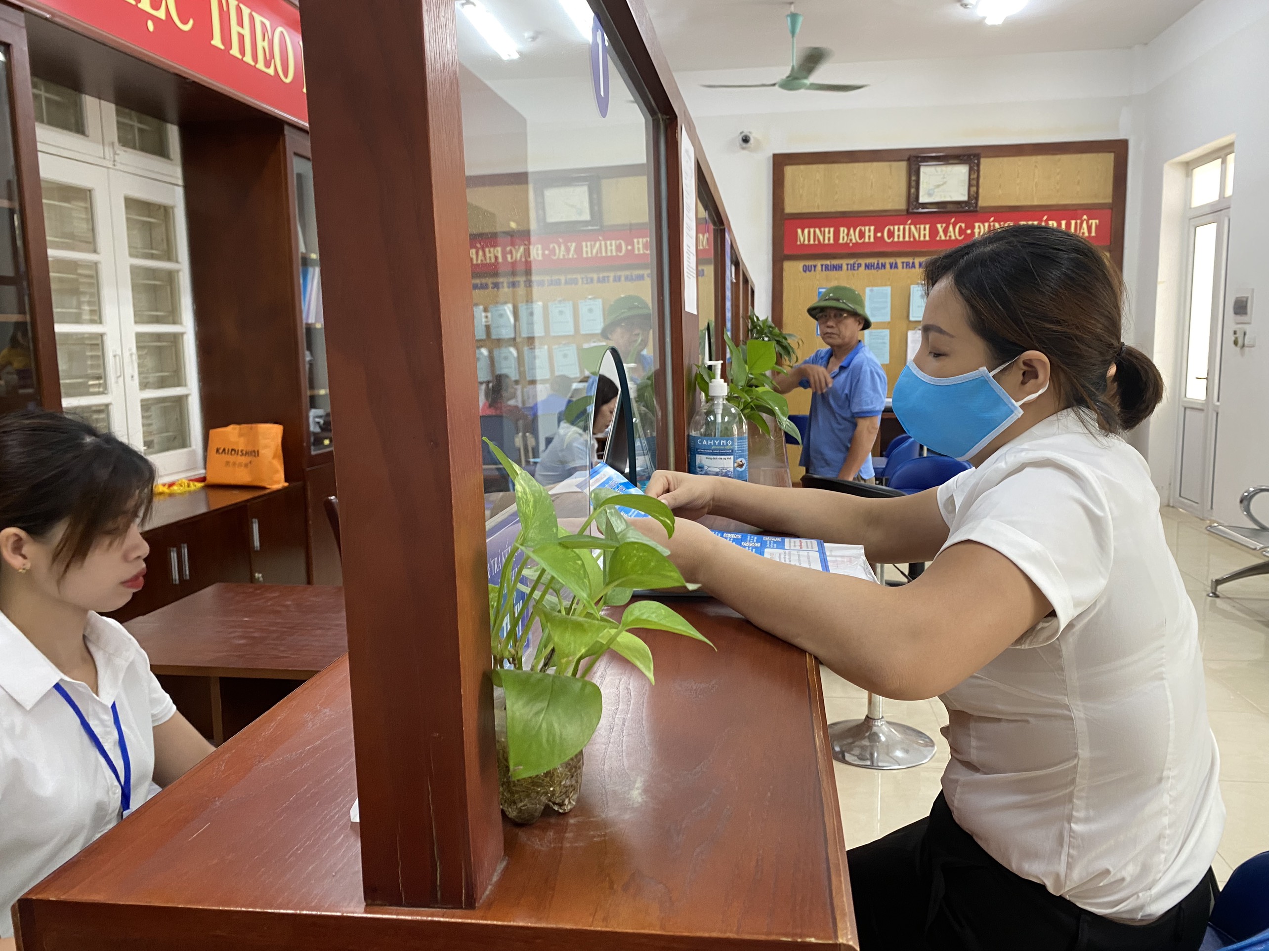 Công dân đến giải quyết TTHC tại Bộ phận một cửa xã